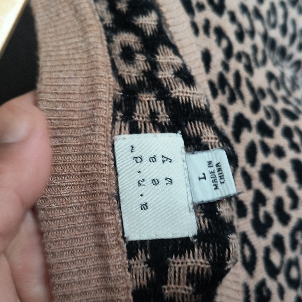A NEW Day Leopard Tan Black Crew Neck Sweater Sz Lg Women - Picture 2 of 12